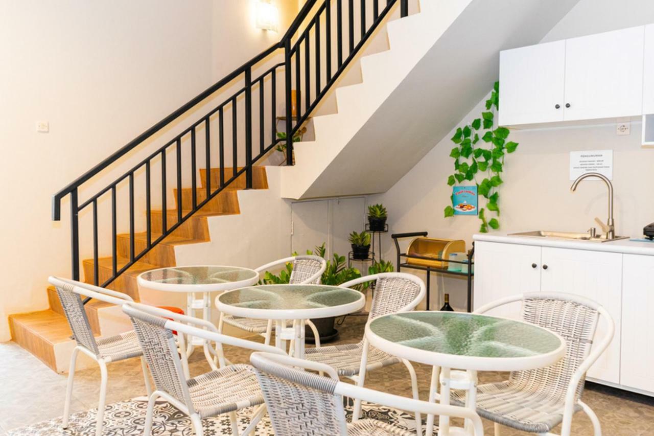 סמאראנג Reddoorz Hostel @ Di Panjaitan Simpang Lima מראה חיצוני תמונה