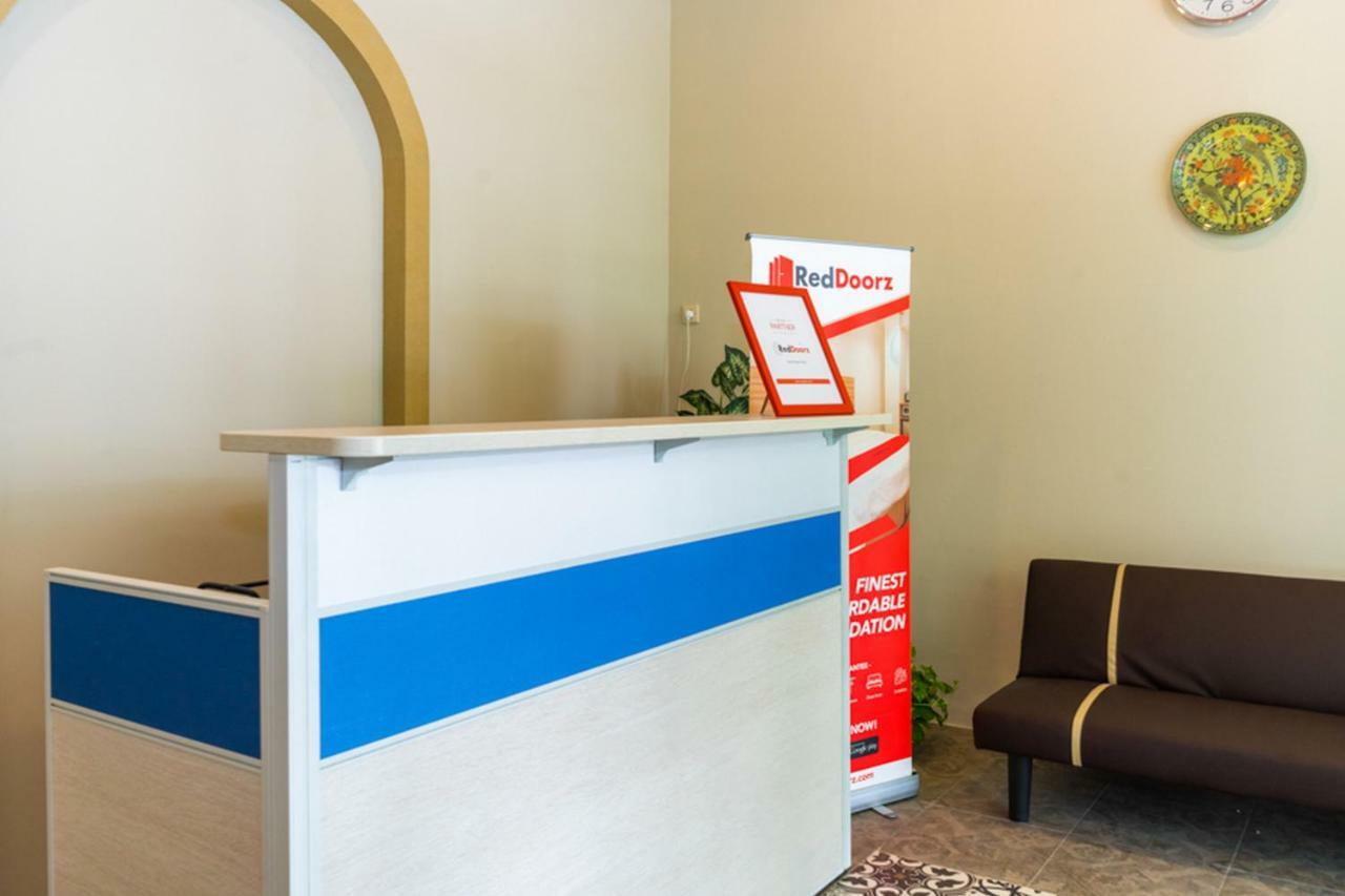 סמאראנג Reddoorz Hostel @ Di Panjaitan Simpang Lima מראה חיצוני תמונה