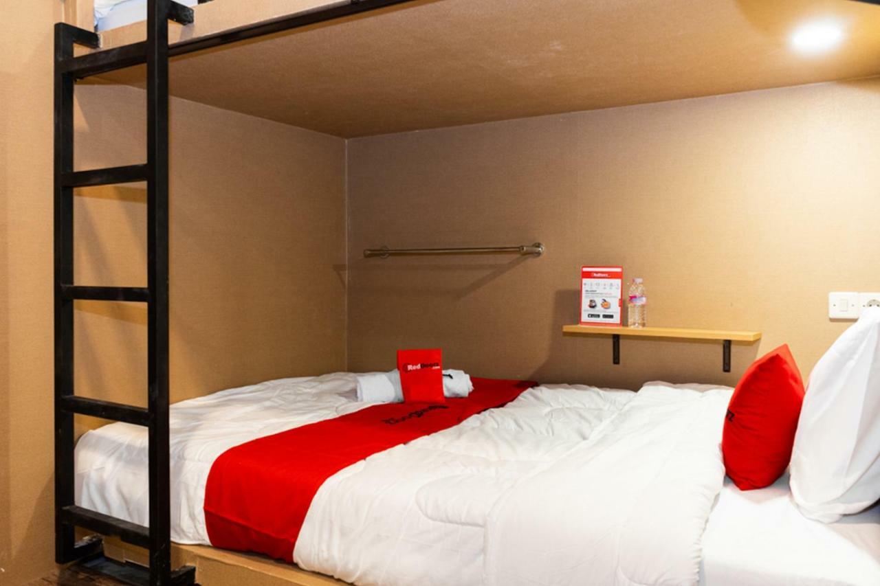 סמאראנג Reddoorz Hostel @ Di Panjaitan Simpang Lima מראה חיצוני תמונה
