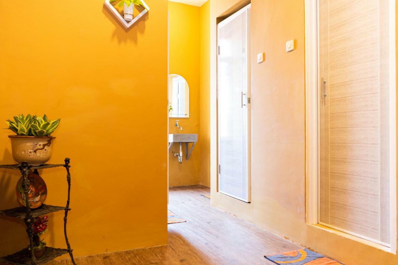 סמאראנג Reddoorz Hostel @ Di Panjaitan Simpang Lima מראה חיצוני תמונה